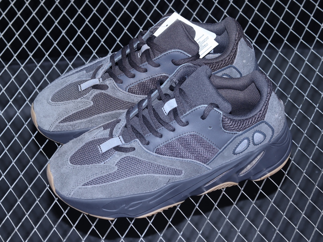 Adidas Yeezy Boost 700 V2 Utility Black FV5304: 3M Reflective Black Gum Shoes插图3