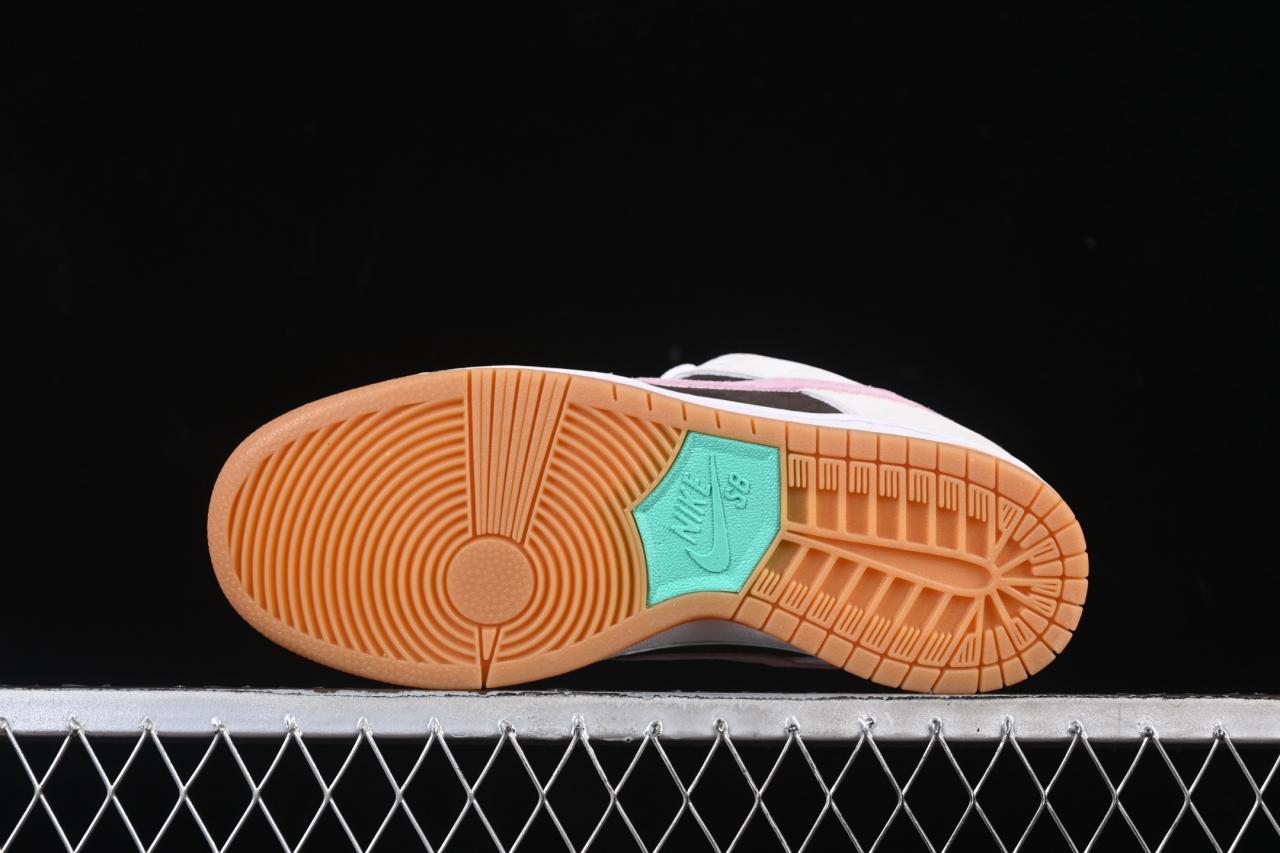 Nike SB Dunk Low Grey Pink Gum HF3704-001: Premium Skate Shoes with Clean Finish插图2 Nike SB Dunk Low Grey Pink Gum HF3704-001: Premium Skate Shoes with Clean Finish插图2