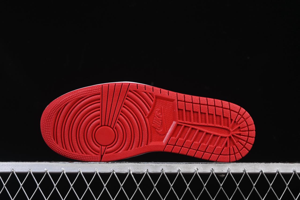 Travis Scott x Air Jordan 1 Low OG DM7866-101: Reverse Swoosh Premium Sneakers插图2 Travis Scott x Air Jordan 1 Low OG DM7866-101: Reverse Swoosh Premium Sneakers插图2