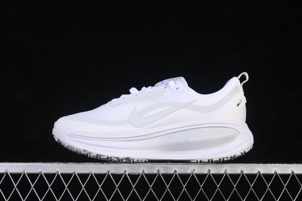 Nike Air Zoom Vomero 18 GTX HQ7001-100: Waterproof Cushioned Running Shoes缩略图